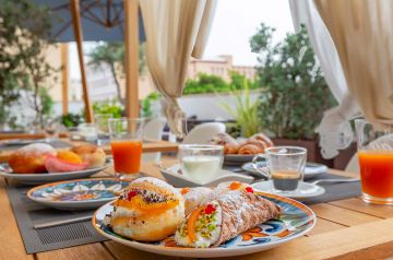 Rooms and suites with terrace Take advantage of our outdoor terrace - 10